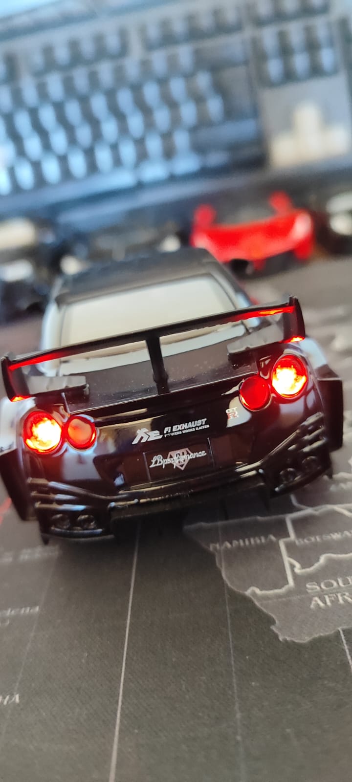 🏎️ Nissan GT-R Preto Escala 1:32 Miniatura