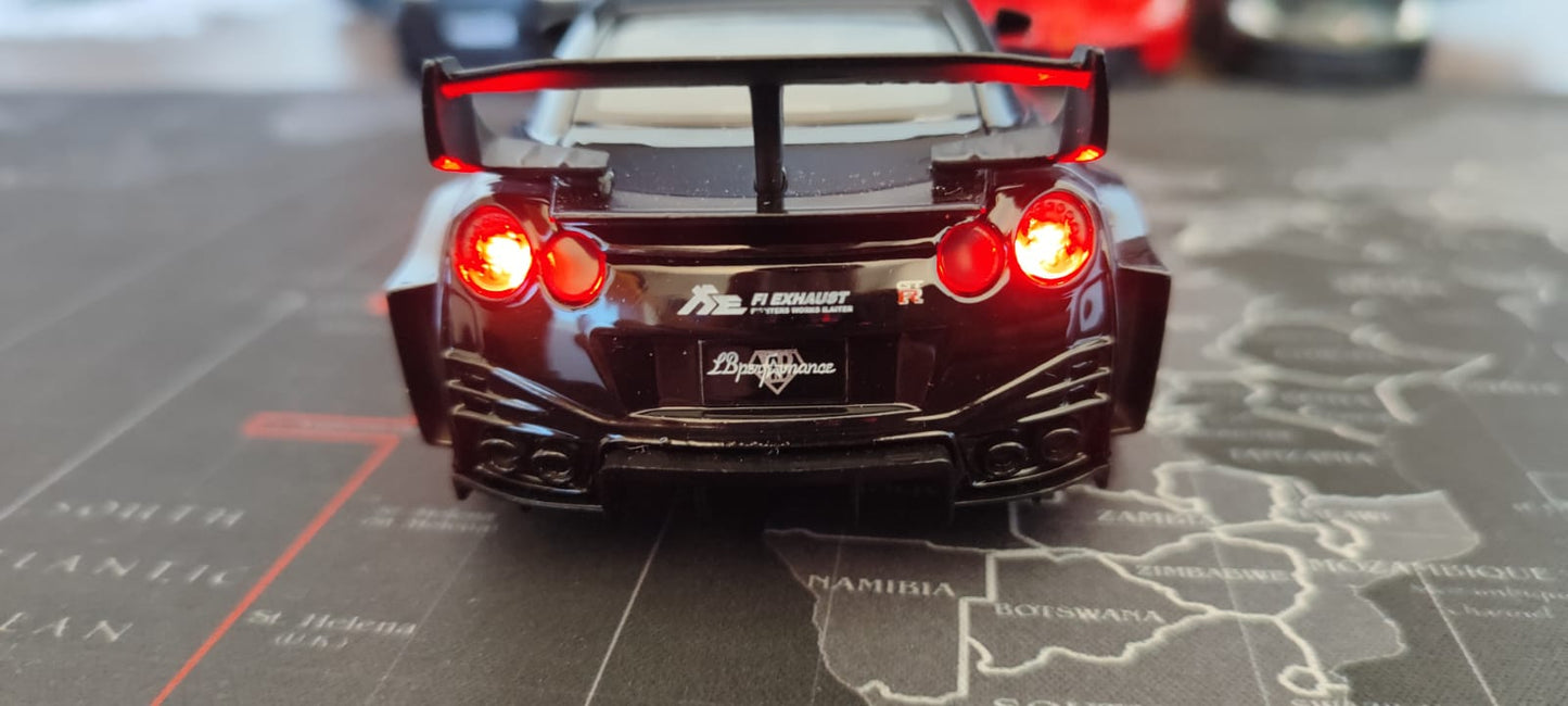🏎️ Nissan GT-R Preto Escala 1:32 Miniatura