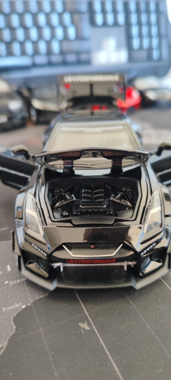 🏎️ Nissan GT-R Preto Escala 1:32 Miniatura